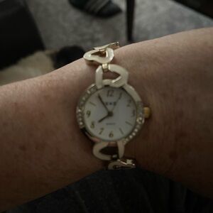 Chic Gold Women's Watch with White Dial